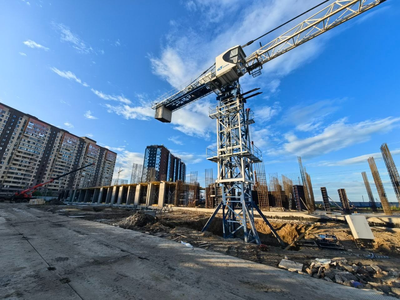 Август - Сложный и высокий первый этаж на половину закончен