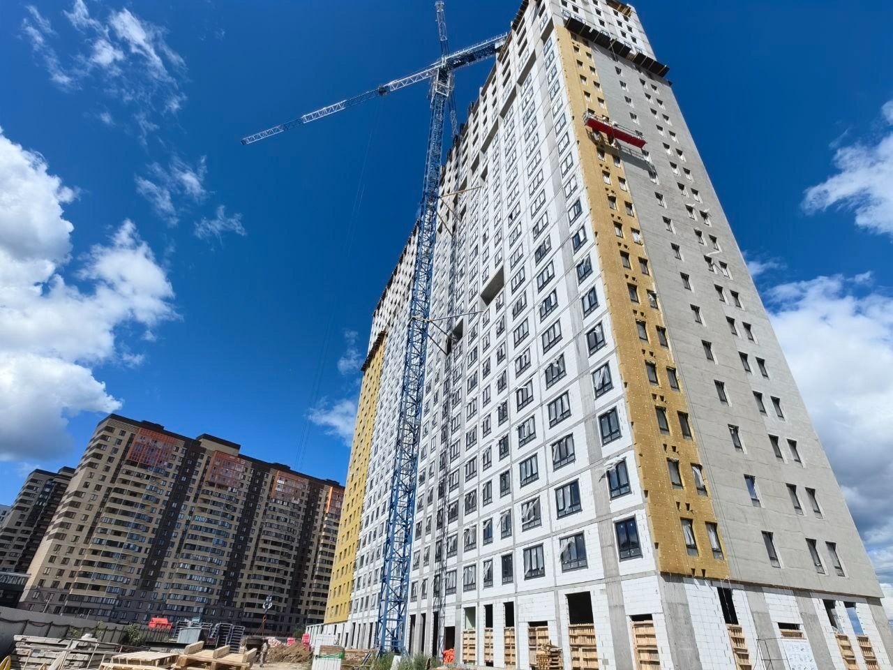 Июль 25 - жилые этажи готовы, фасады, сети, отделка - в процессе