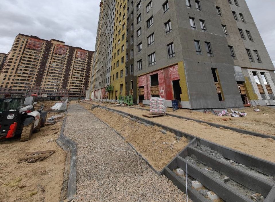 Сентябрь 25 - снят один кран, начато благоустройство