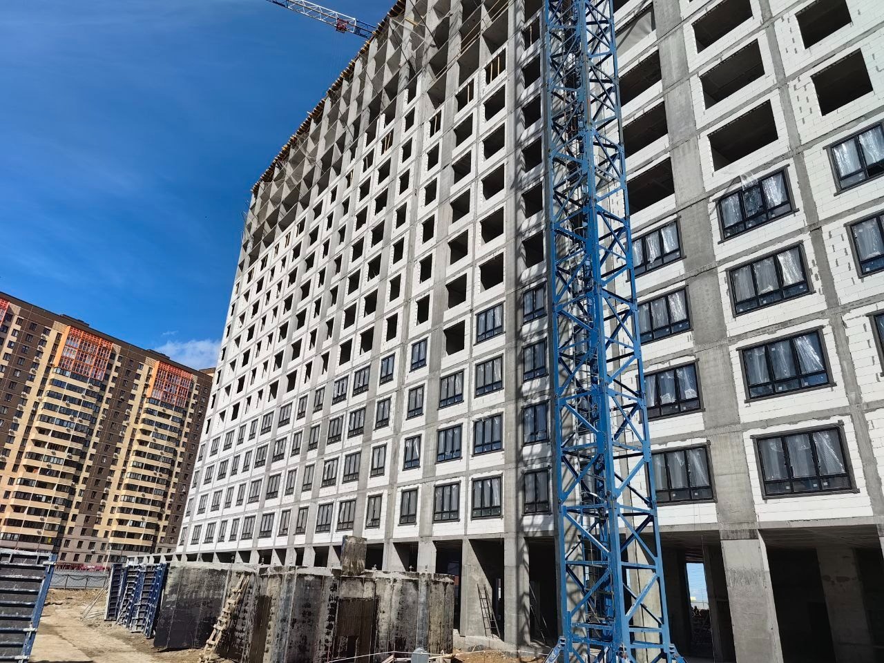 Март 25 - закончили 17й этаж, идут окна, электрика, вентиляция