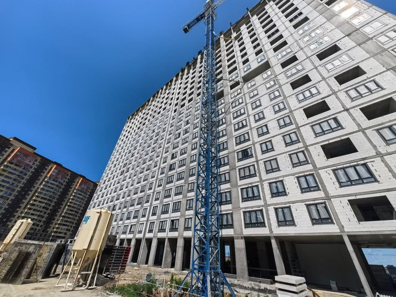 Май 25 - мы на 22ом этаже, начали фасад и отделку внутри