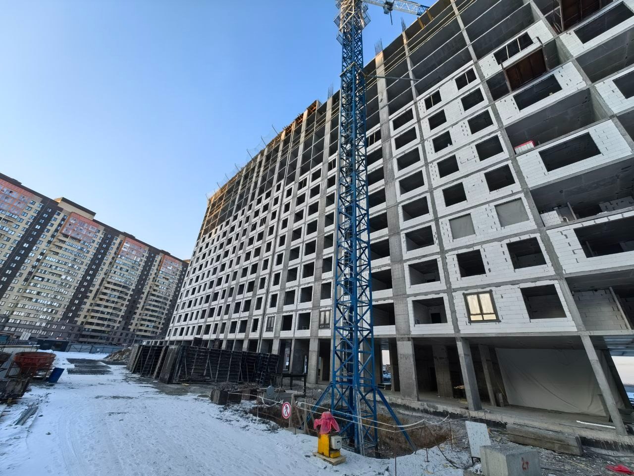 Февраль 25 - мы плюс 3 этажа монолита и 5 этажей кладки