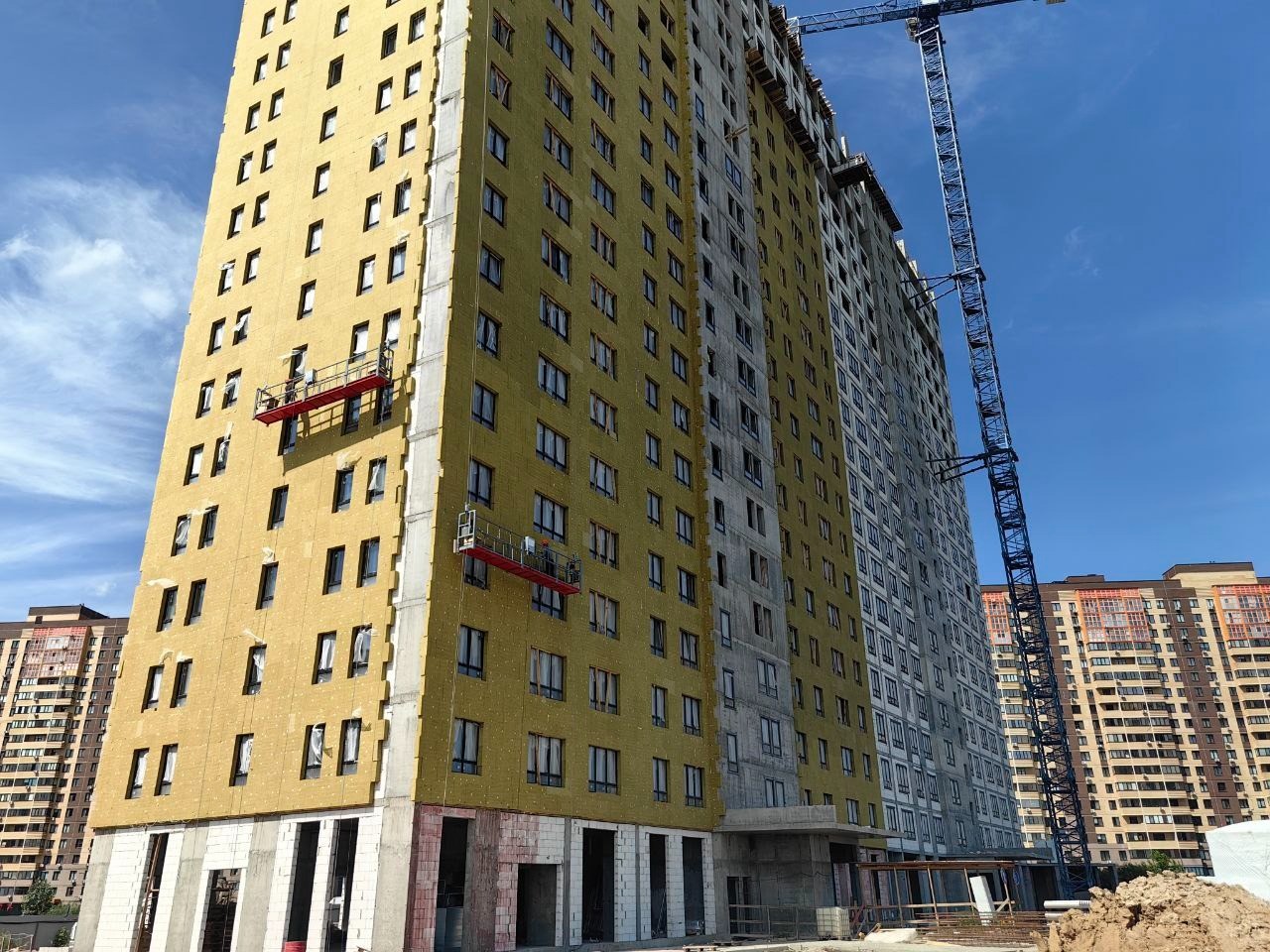 Июнь 25 - осталось 1,5 этажа монолита, идут фасады