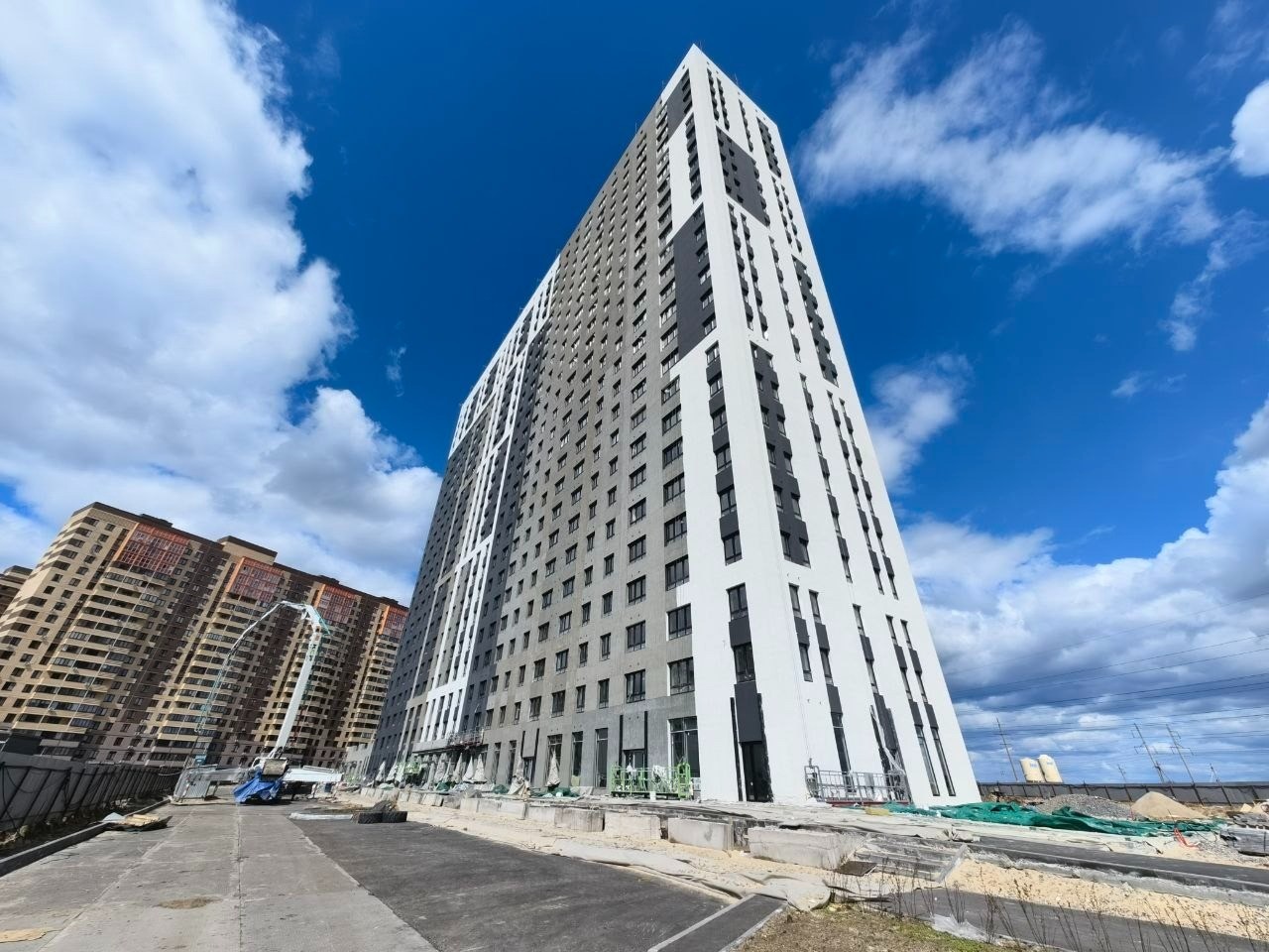 Апрель 26 - заканчиваем фасад дома, начинаем фасад парикнга