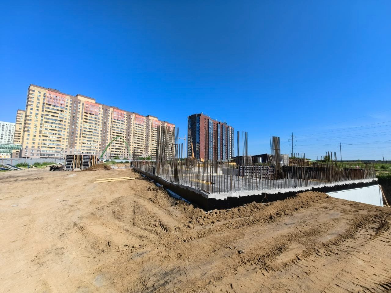 Июль - Закончены все фундаменты и стены подвала, начата заливка нуля